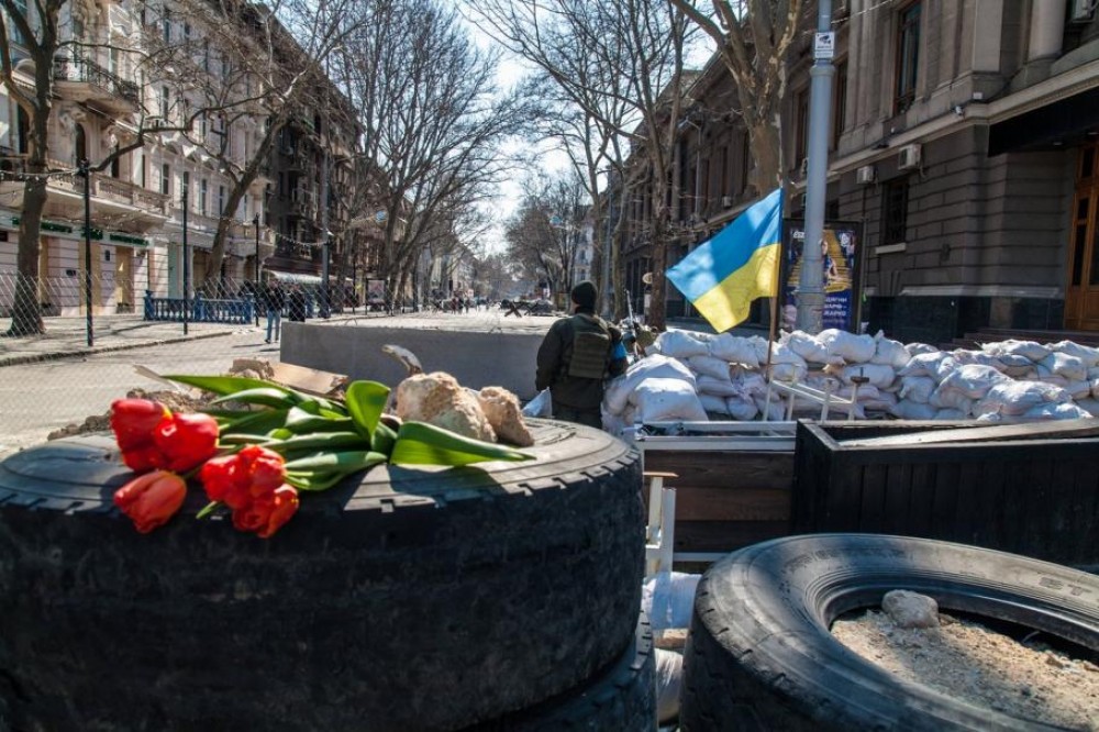 O mamă din Ucraina a fost violată în fața copilului ei, la doar câteva minute după ce soţul său a fost omorât de soldaţii ruşi
